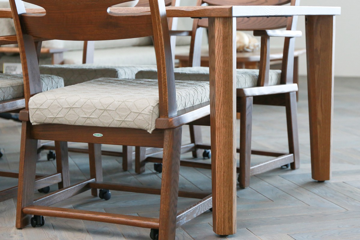 ibata直営 やすら木 ダイニングテーブル｜TABLE｜飛騨の家具/国産家具